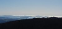 05 endlose blaue hoehenzuege die aus dem nebel ragen wie inseln im meer
